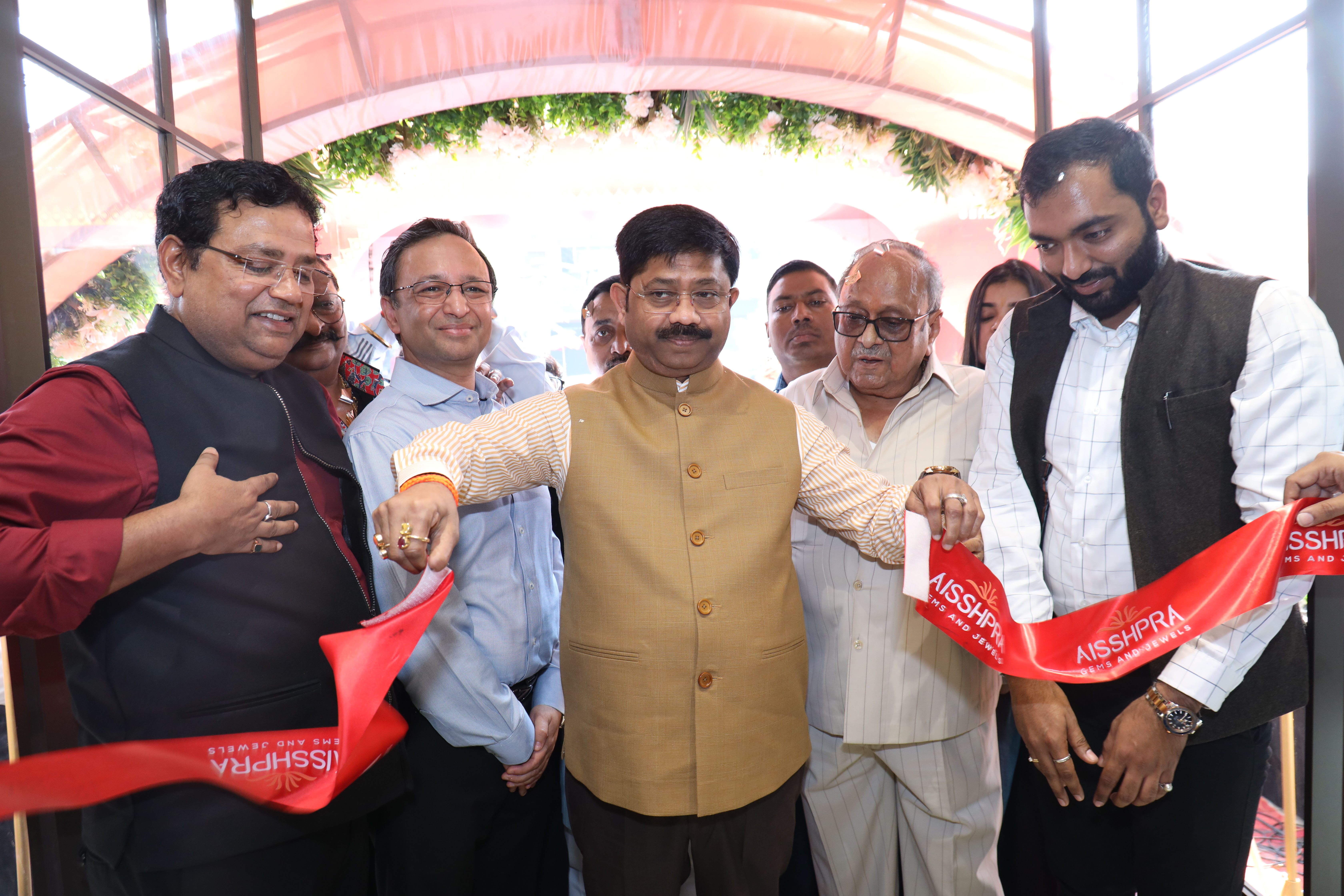 Aisshpra Gems & Jewels unveils Sultanpur’s largest and most luxurious jewellery showroom on November 6, 2025.